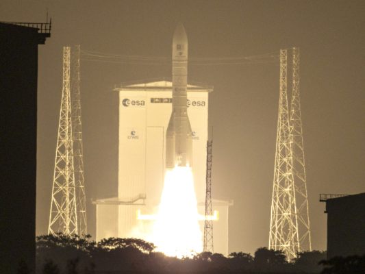 Die Ariane 6 ist mit den Satelliten in den hohen Orbit unterwegs