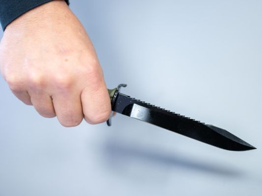 Opfer erlitt Schnitt- und Stichverletzungen