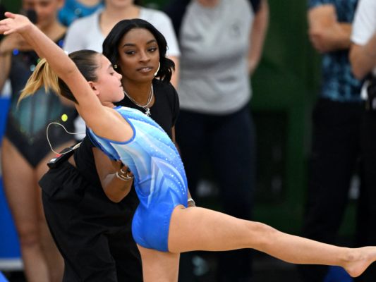 Spitzenturnerin Simone Biles leitet ein Nachwuchstalent an