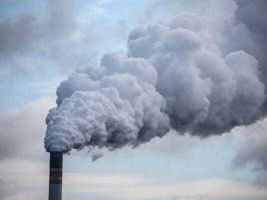 Absatzplus bei Fossilen und höhere Stahlproduktion steigert THG-Emissionen