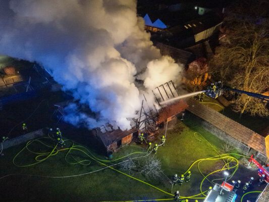 85 Feuerwehrleute waren stundenlang im Einsatz