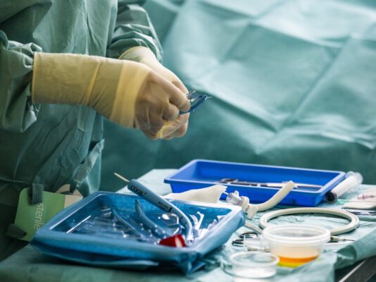 Narkose mit schädlichen Substanzen versetzt