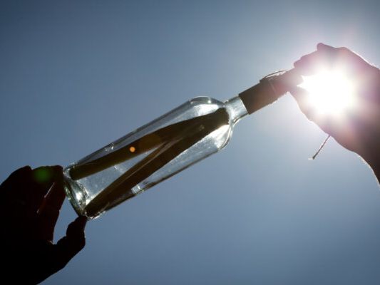 Eine Flaschenpost hat eine lange Reise hinter sich