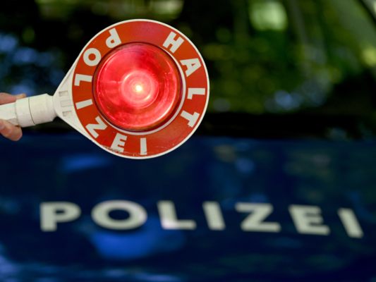 Das Abfahrverbot missachtende Lenker werden zurückgewiesen