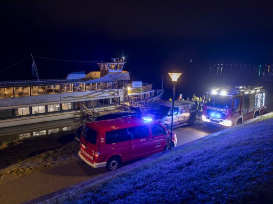Großeinsatz wegen Brand auf Donauausflusschiff "Mariandl"