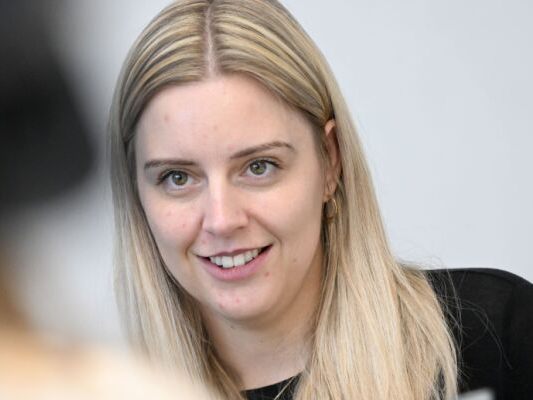 Raumfahringenieurin ist querschnittsgelähmt