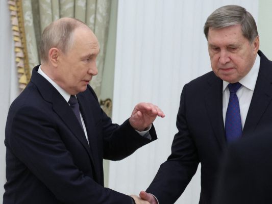 Kreml-Berater Uschakow (r.) dementiert direkte  Verhandlungen mit Kiew