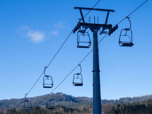 Zwei Doppelsessel ineinander gerutscht (Symbolbild)