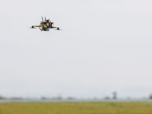 Eine "Jägerdrohne" zur Drohnenabwehr fliegt über einen Flughafen