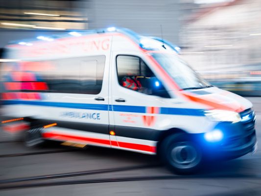 Bub ins Spital eingeliefert (Themenbild)