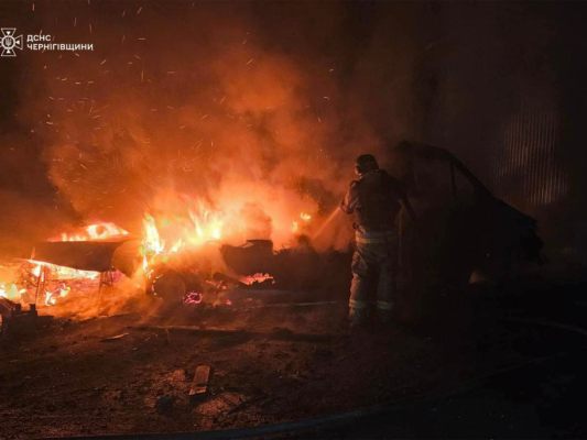 Feuerwehreinsatz nach Angriffen in Ukraine vor Weihnachten