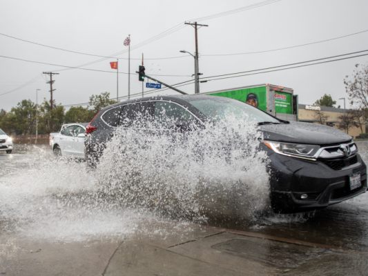 Überflutete Straße in Los Angeles