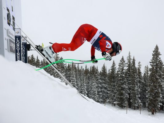 Vincent Kriechmayr wuchtet sich aus dem Starthaus