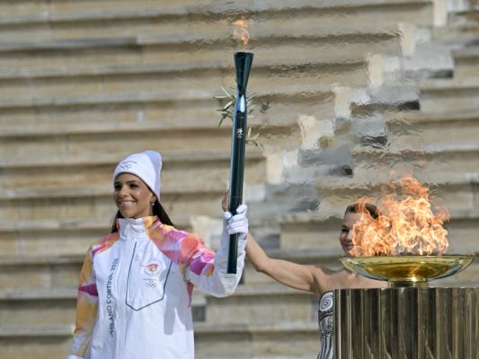 Die Olympische Flamme begibt sich auf die Reise von Athen nach Rom