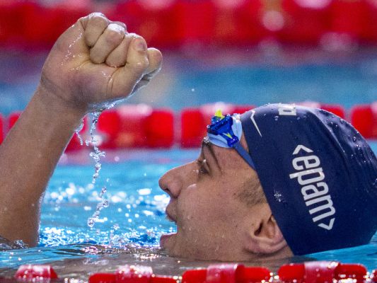 Luka Mladenovic jubelt über seine nächste Kurzbahn-EM-Medaille