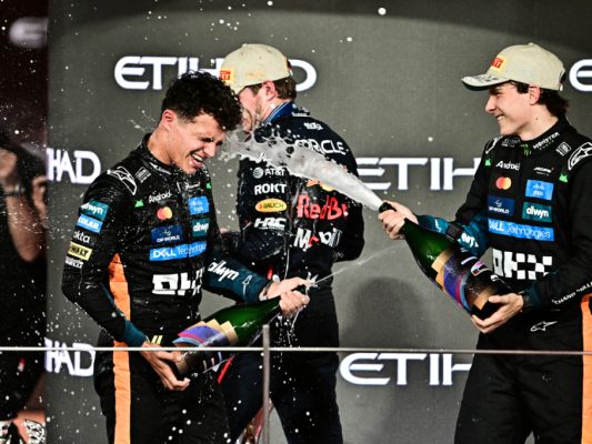 Schampusdusche für Lando Norris von Oscar Piastri