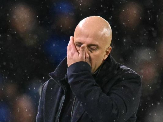 Arne Slot steht bei Liverpool unter Druck