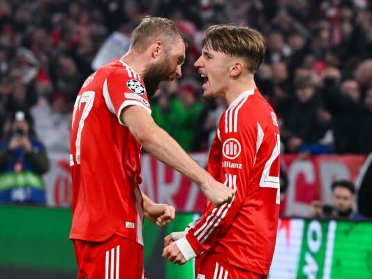 Laimer feiert mit Karl dessen Treffer zum 2:1