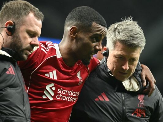 Isak konnte nur mit Hilfe den Platz verlassen