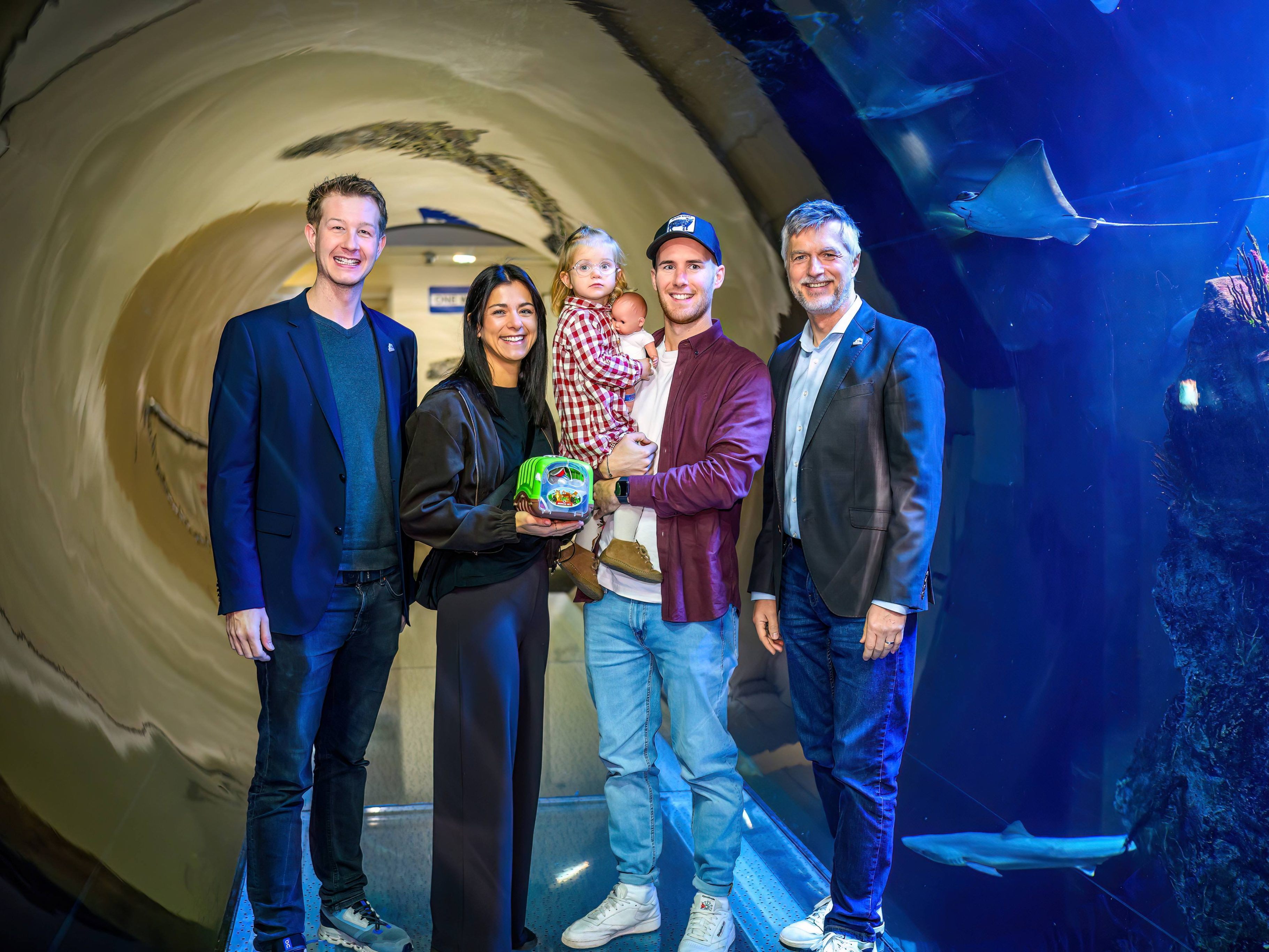 Die Jubiläumsfamilie wurde im Haus des Meeres überrascht.