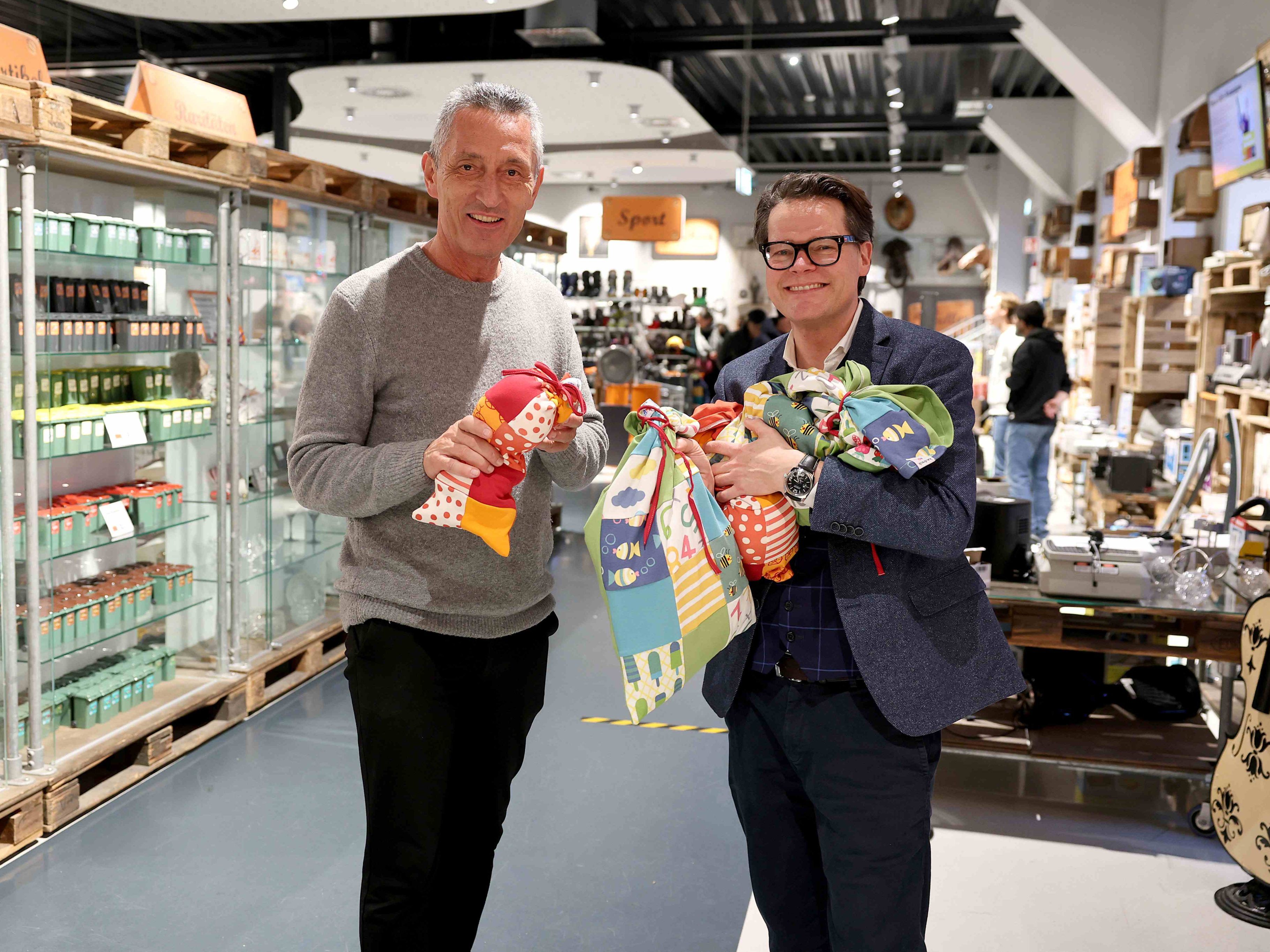 Klimastadtrat Jürgen Czernohorszky und Abteilungsleiter der MA 48 Josef Thon mit den Weihnachtssackerln der MA 48.