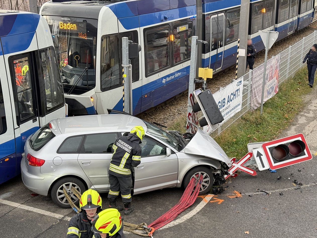 Unfall zwischen einem PKW und einer Badner Bahn.
