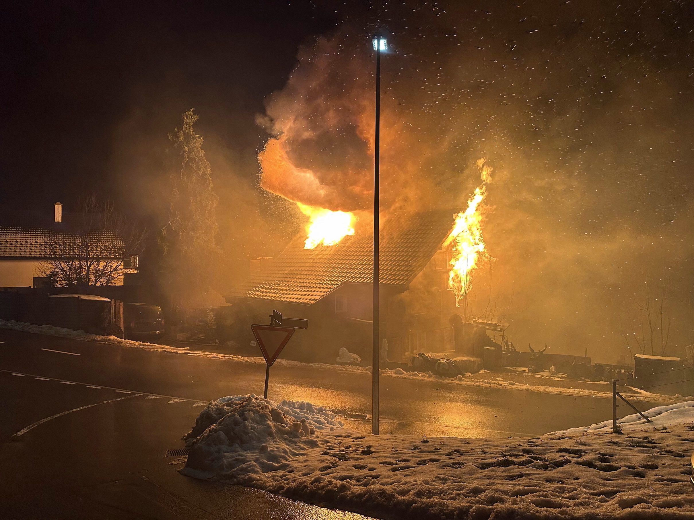 Brand zerstört Doppelhaus.