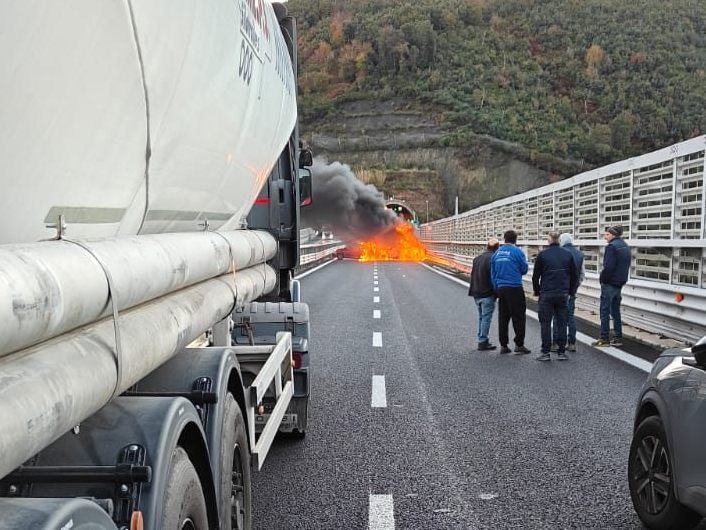 Wie aus einem Film: Geldtransporter in Italien gestoppt und ausgeraubt.