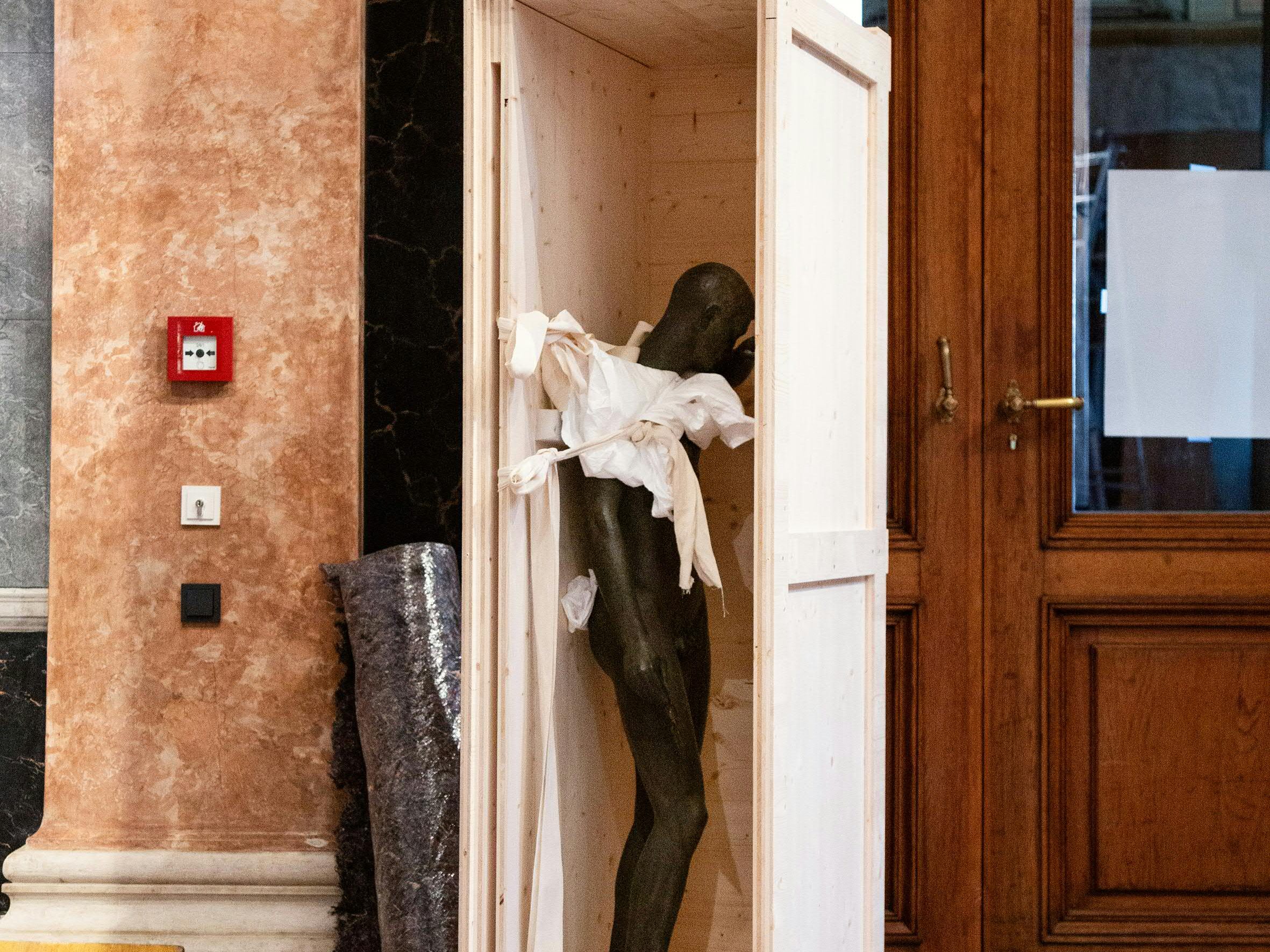 Die Entfernung eröffnet neue Diskussionen über den Umgang mit problematischen Denkmälern.