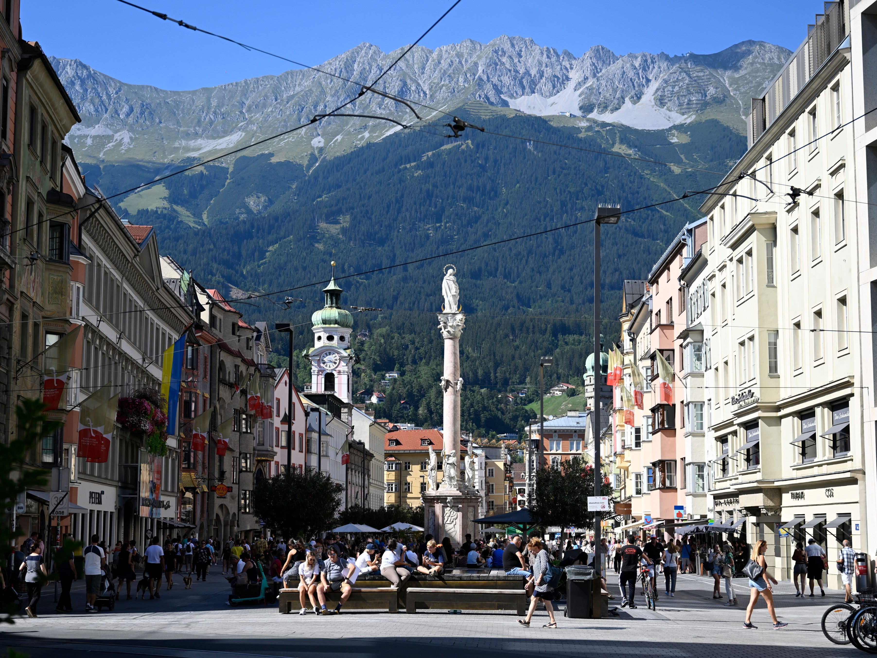 Nach einem Messerangriff in Innsbruck sucht die Polizei nach dem Täter.