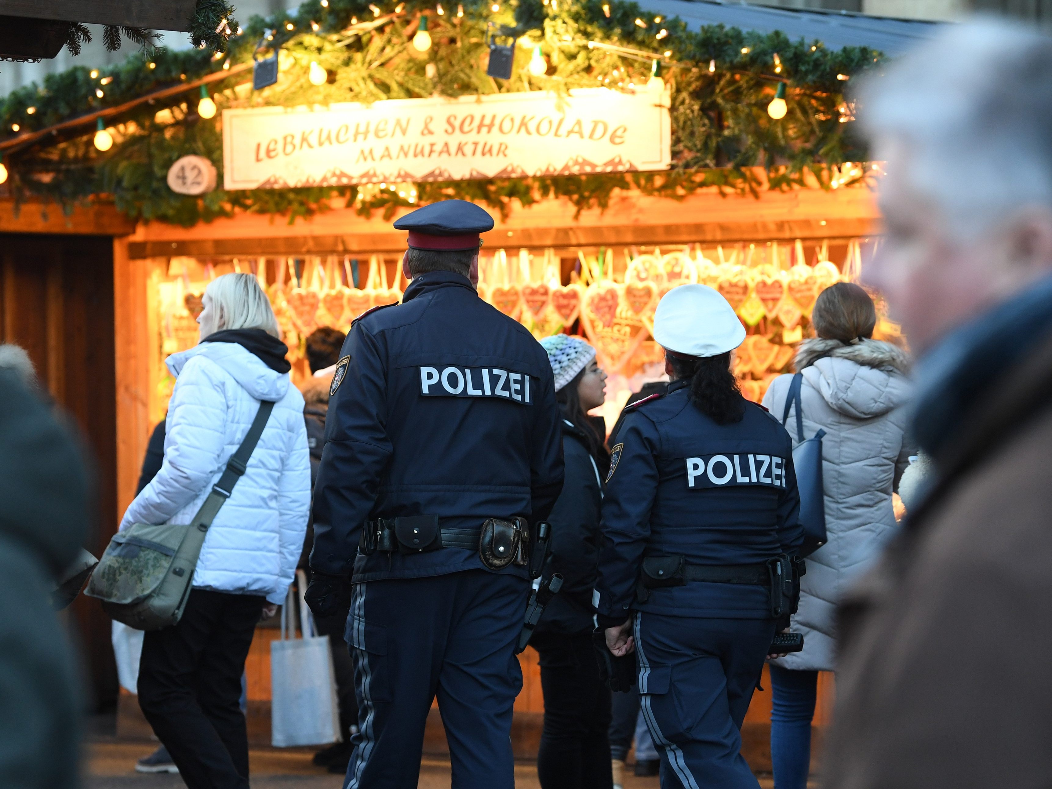 Die Polizei stoppte ein Betrüger-Duo am Weihnachtsmarkt.