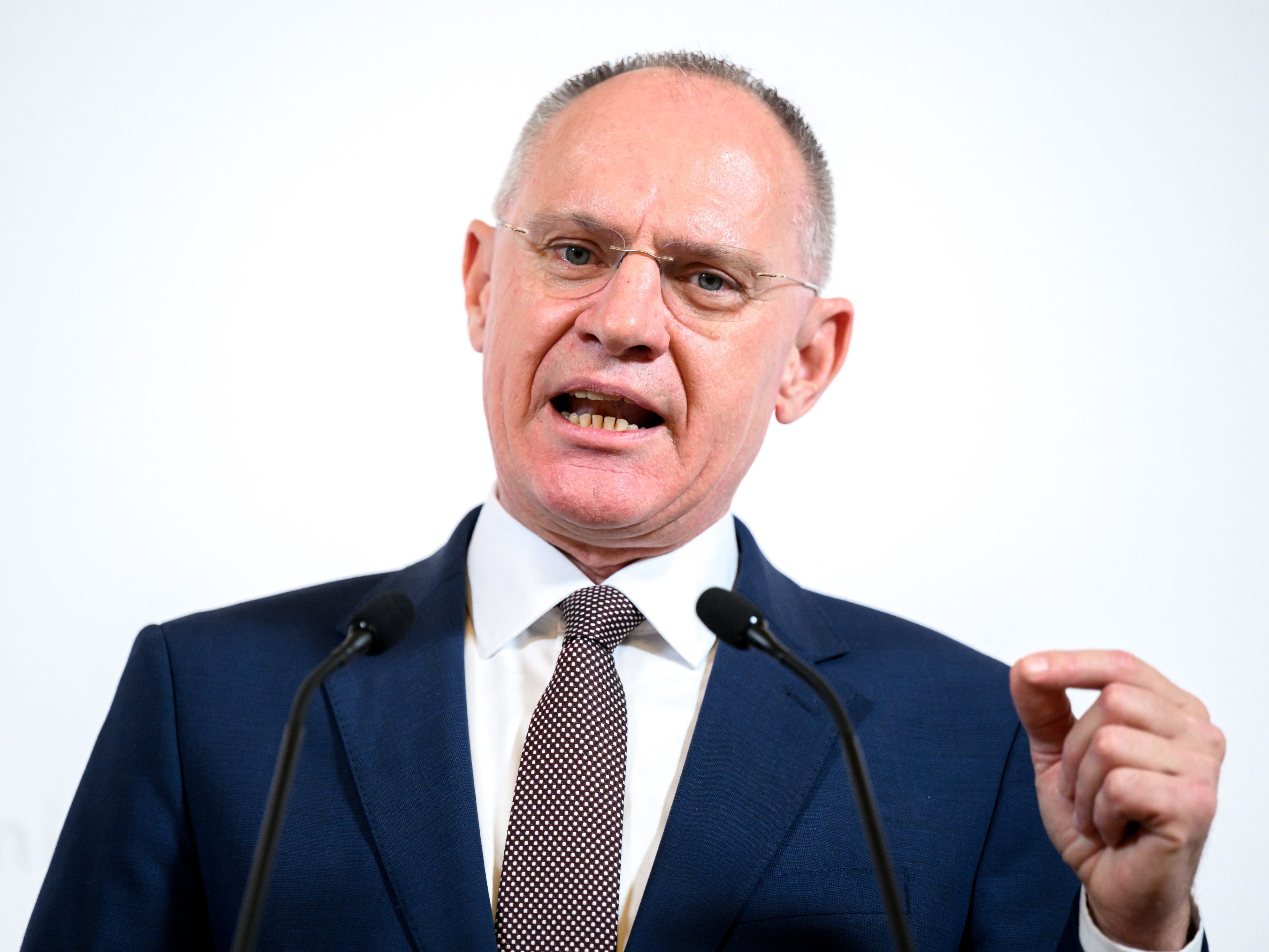 Karner spricht sich für Asyl-Verfahren außerhalb der EU aus.