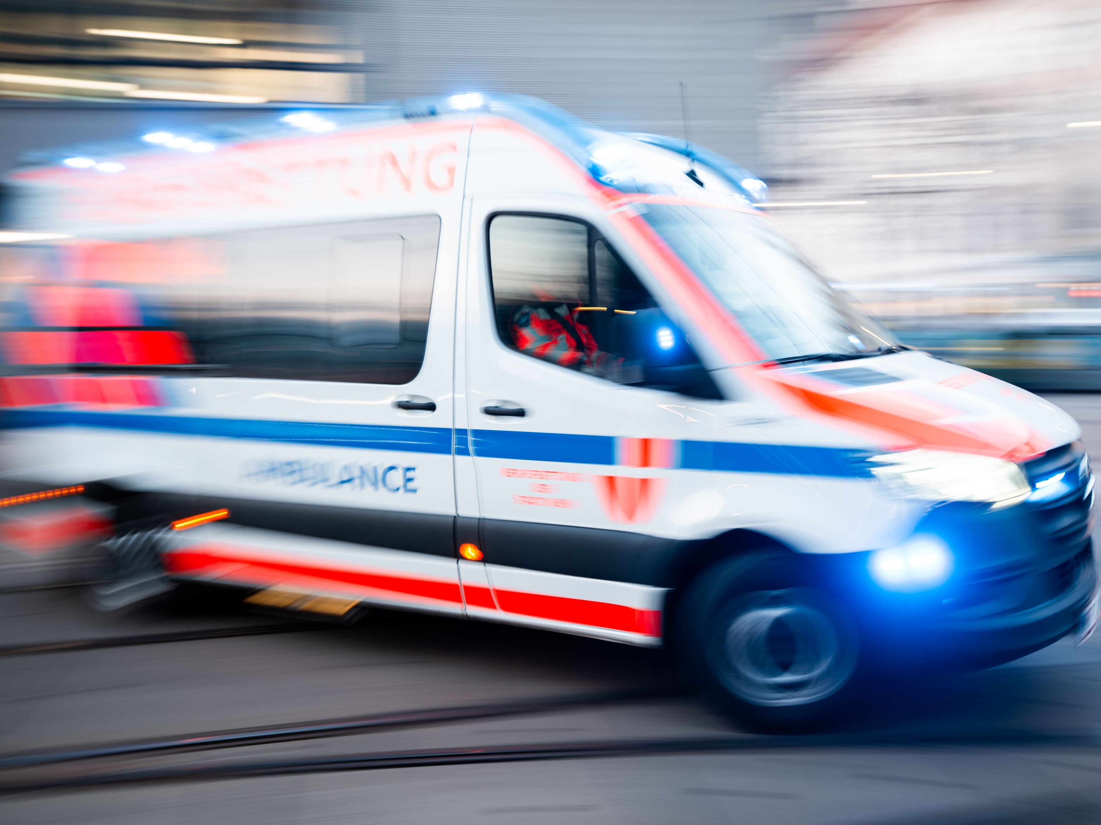 Die Rettung fuhr den Burschen in ein Spital.