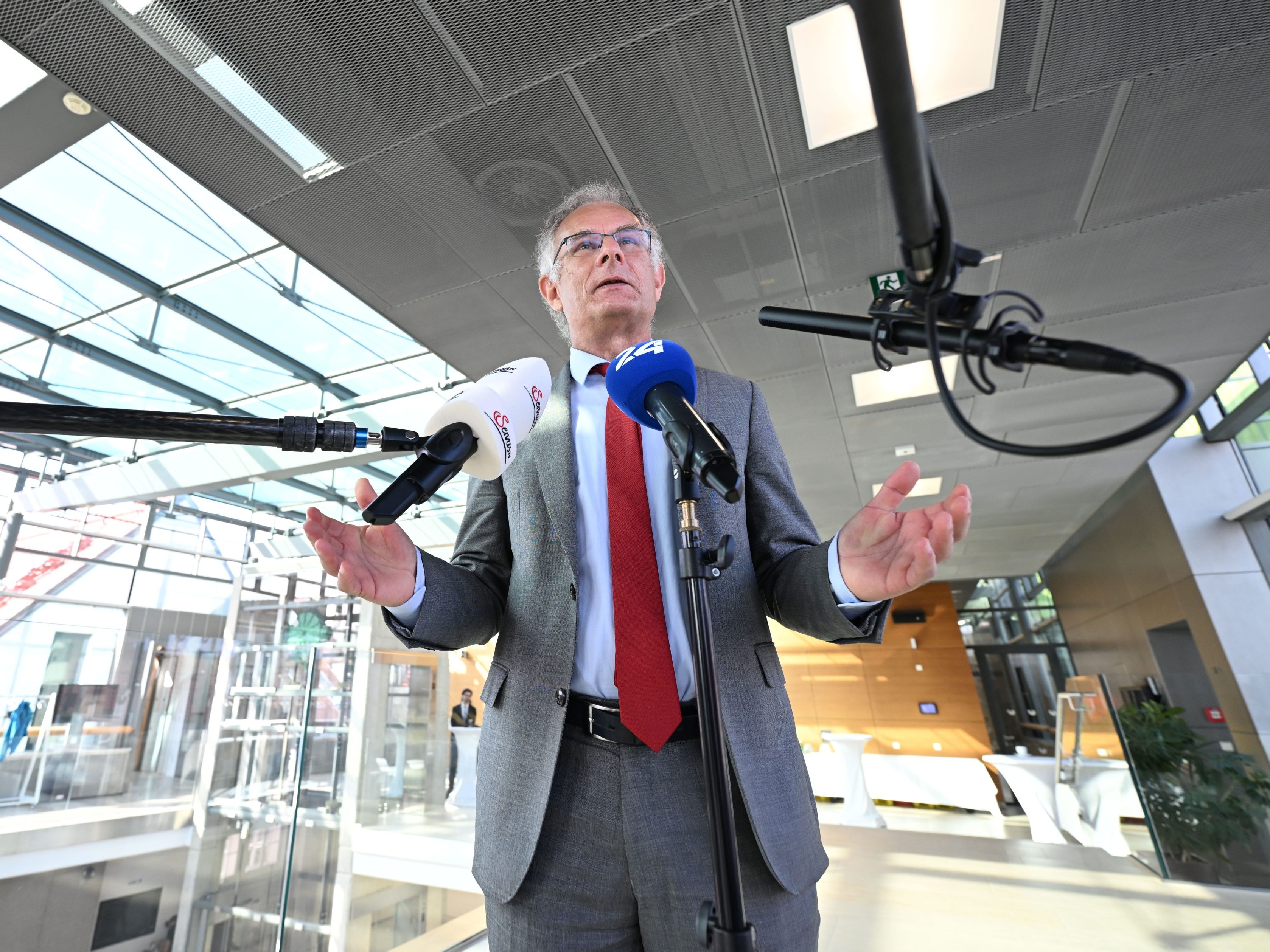 Marterbauer kündigt Förderkürzungen ab 2027 an.