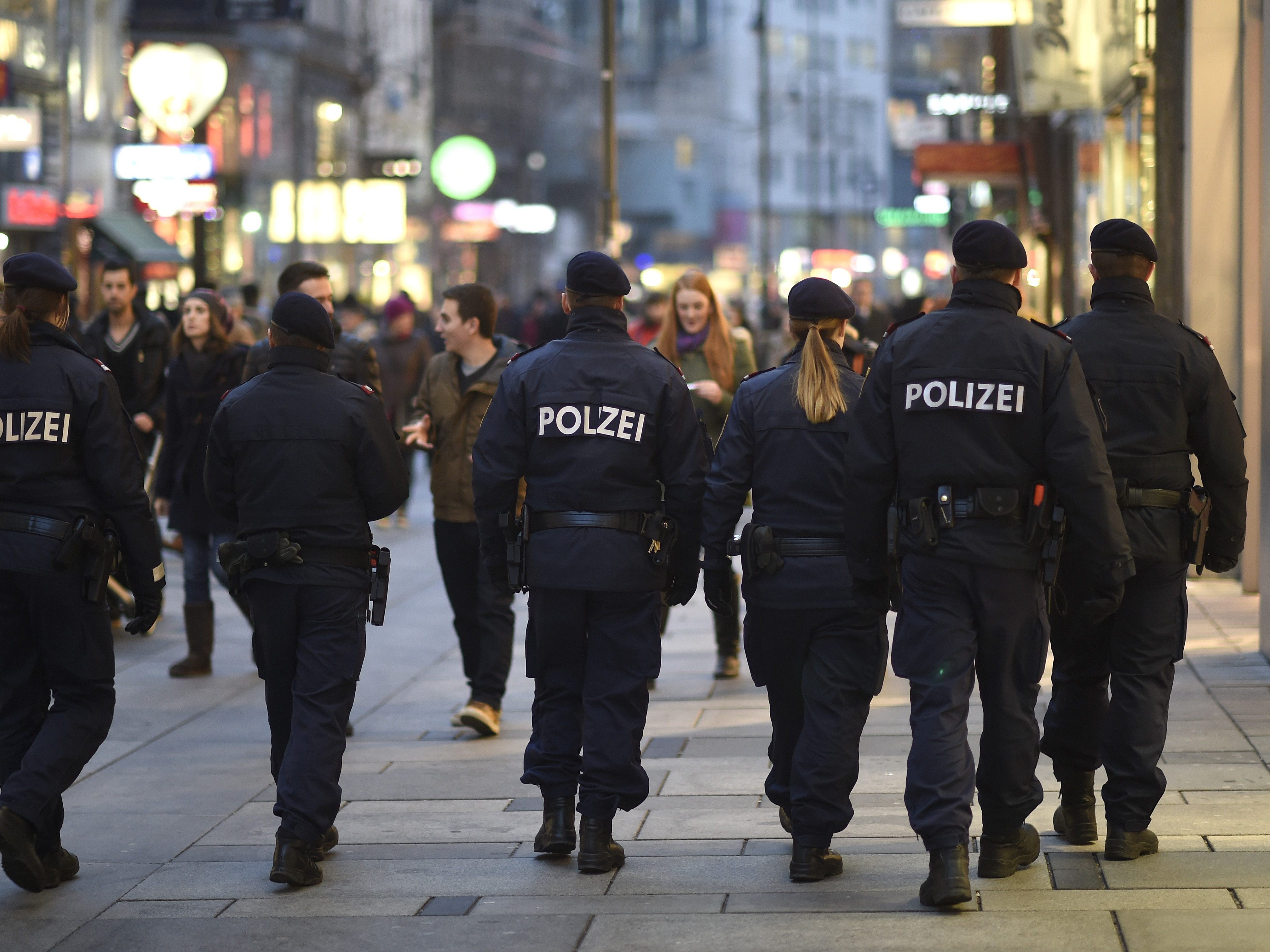Die Polizisten halfen einem verirrten Touristen und seiner Tochter.