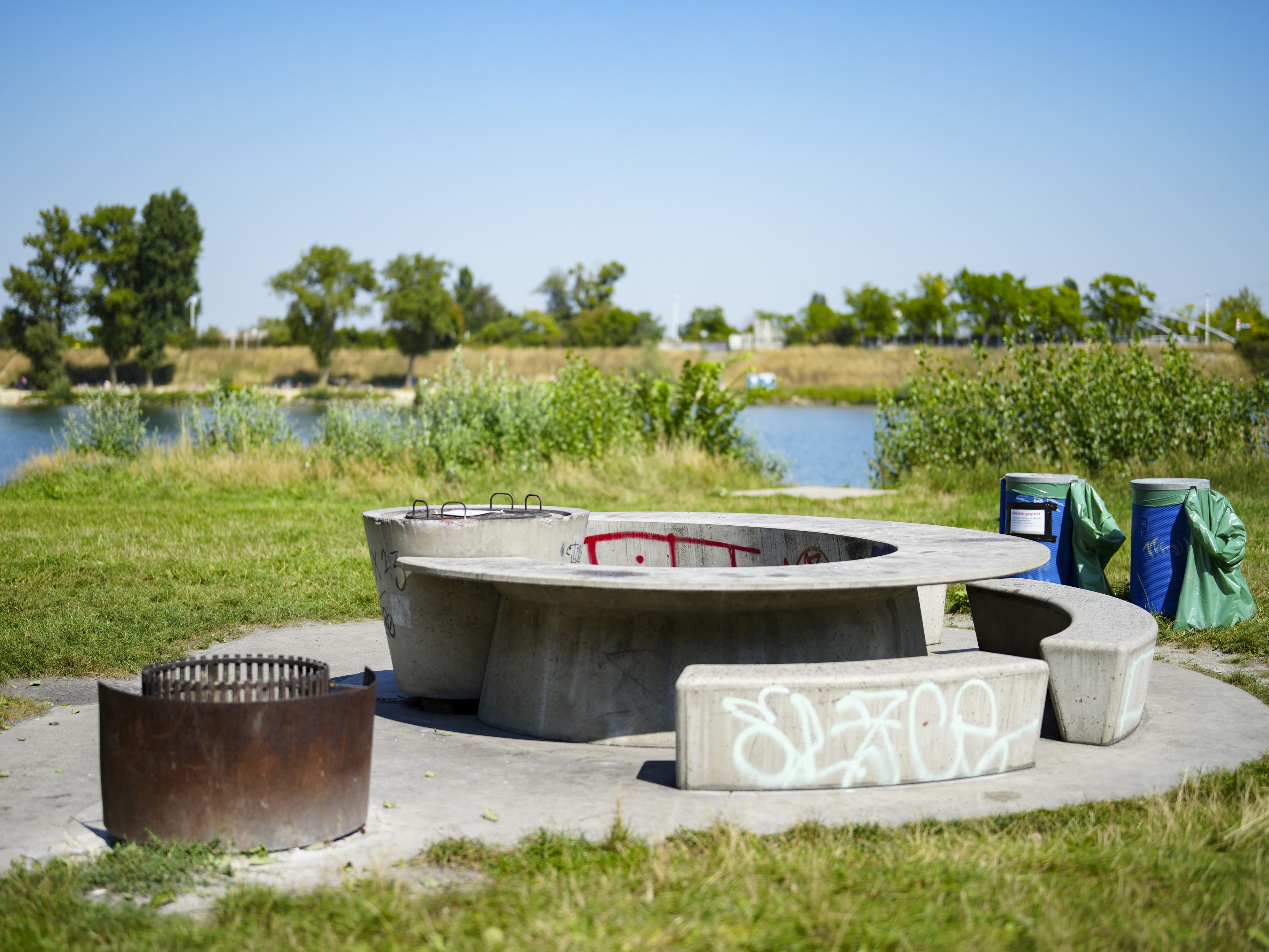 Ein Grillplatz auf der Donauinsel in Wien.