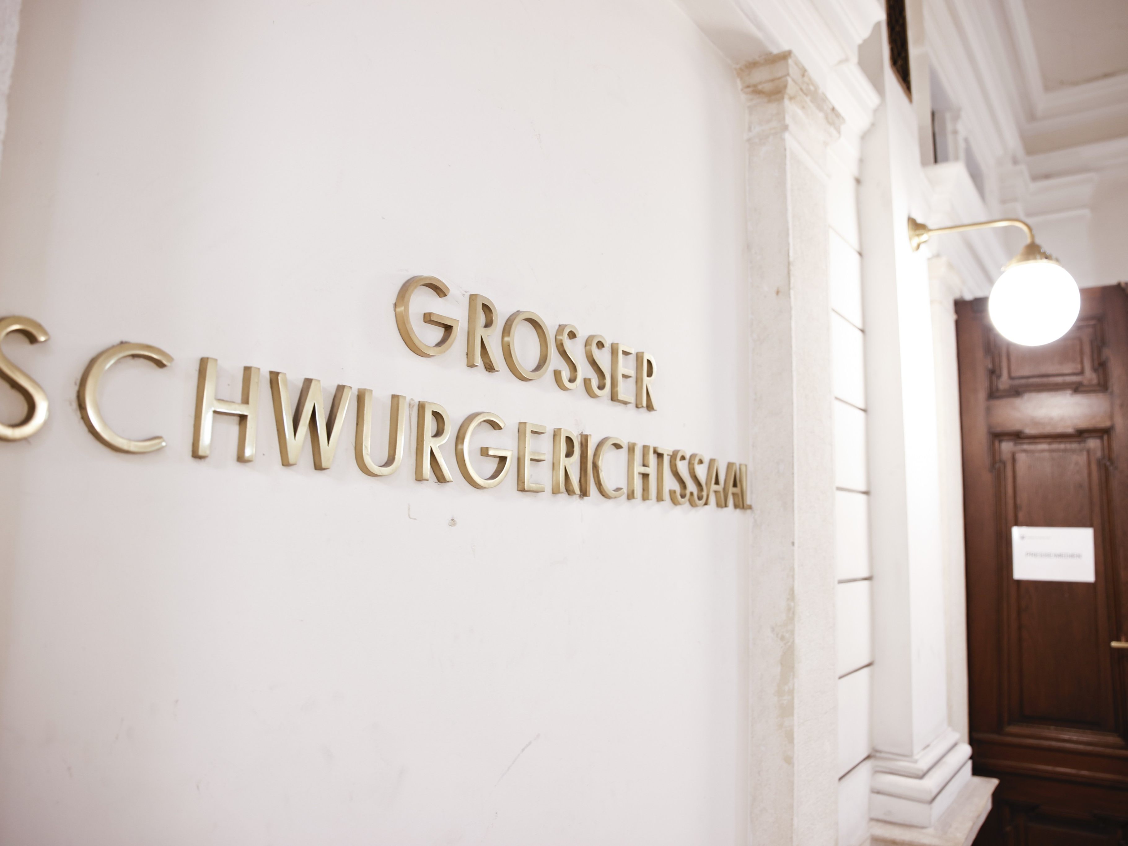 Der Große Schwurgerichtssaal ist wegen Umbauarbeiten gesperrt - die Verhandlungen werden aufgesplittet.