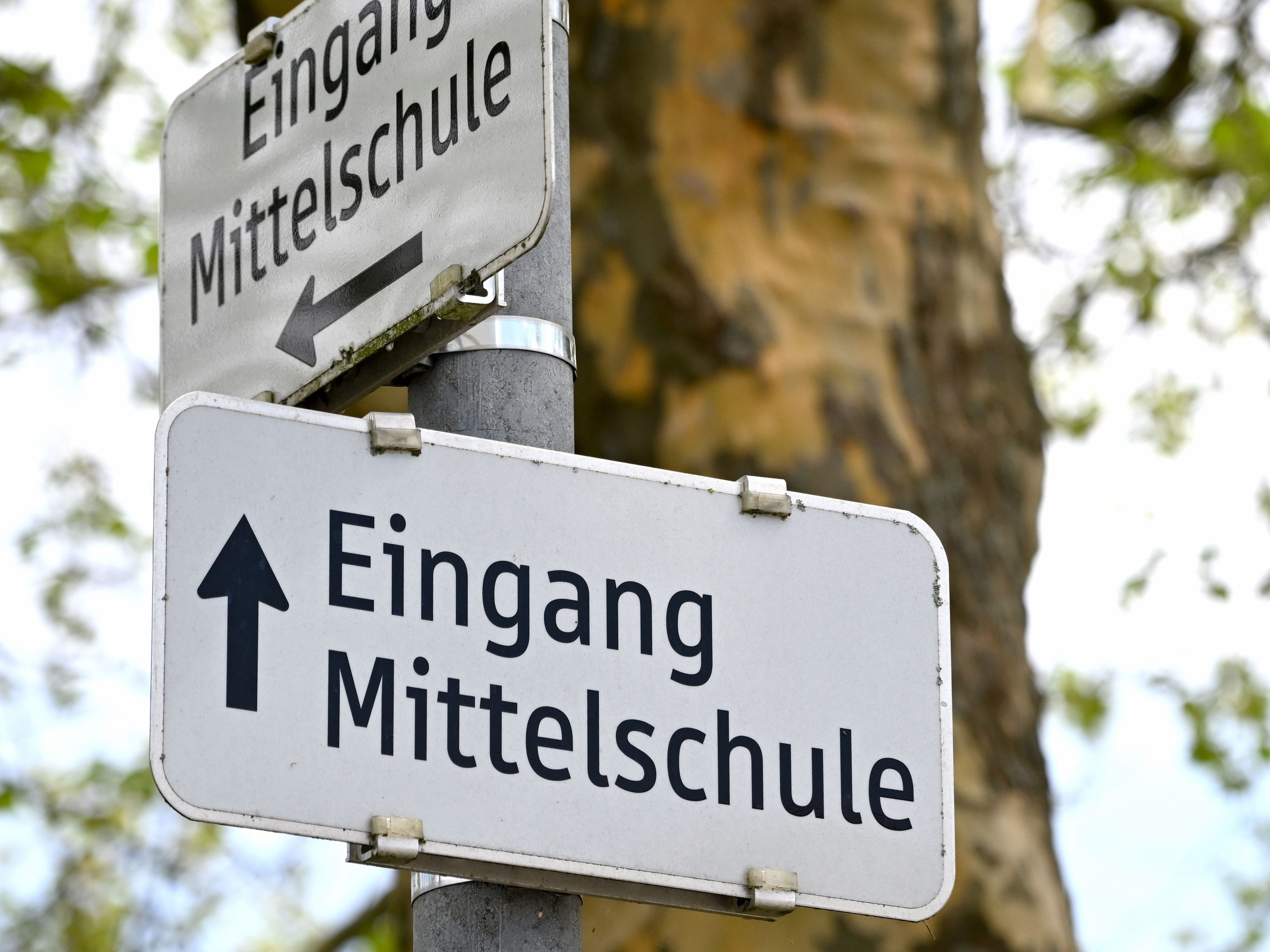 Die Tür zur Schule wurde gewaltsam aufgebrochen.