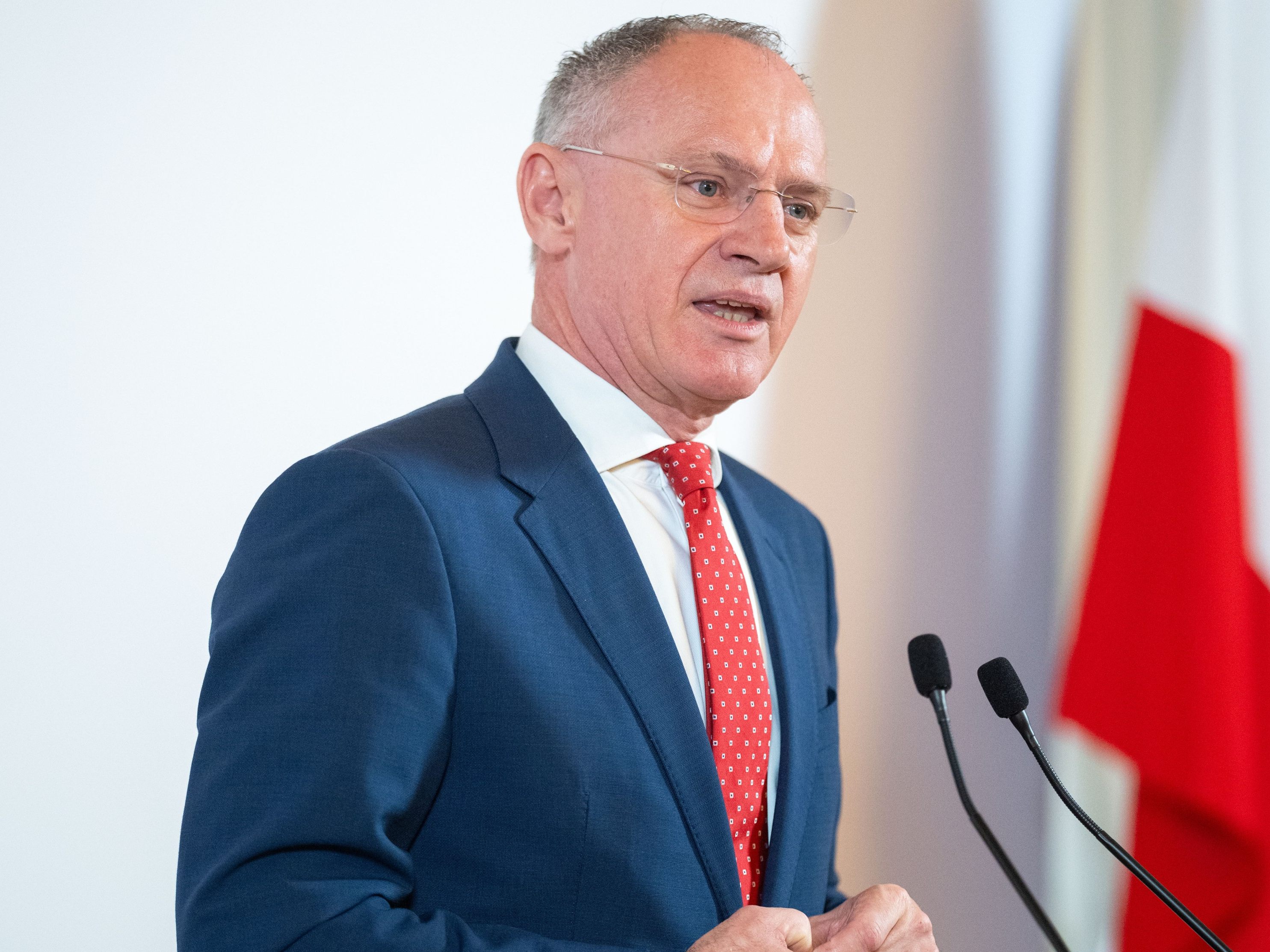 Innenminister Gerhard Karner (ÖVP) sprach sich in Brüssel für Asylverfahren und Rückführungszentren außerhalb Europas aus. (Symbolbild)