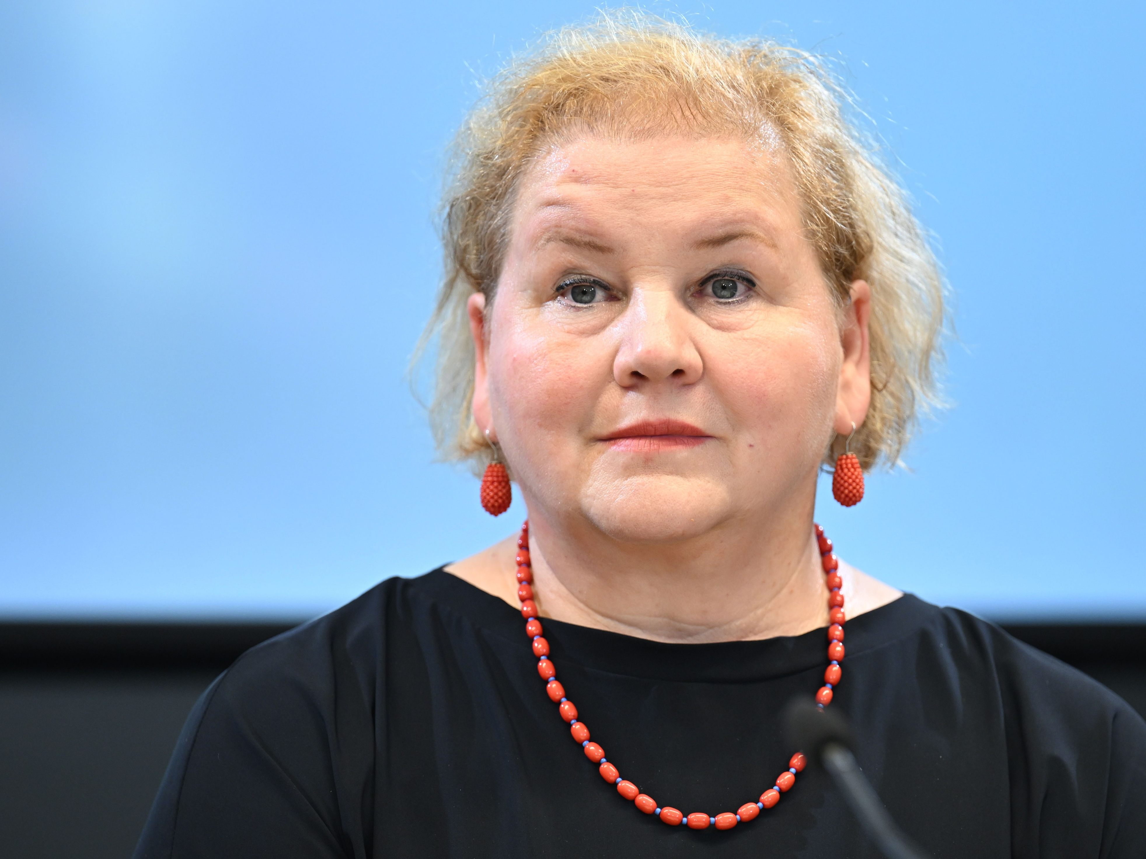 Schumann verspricht Reformen im Gesundheitswesen.