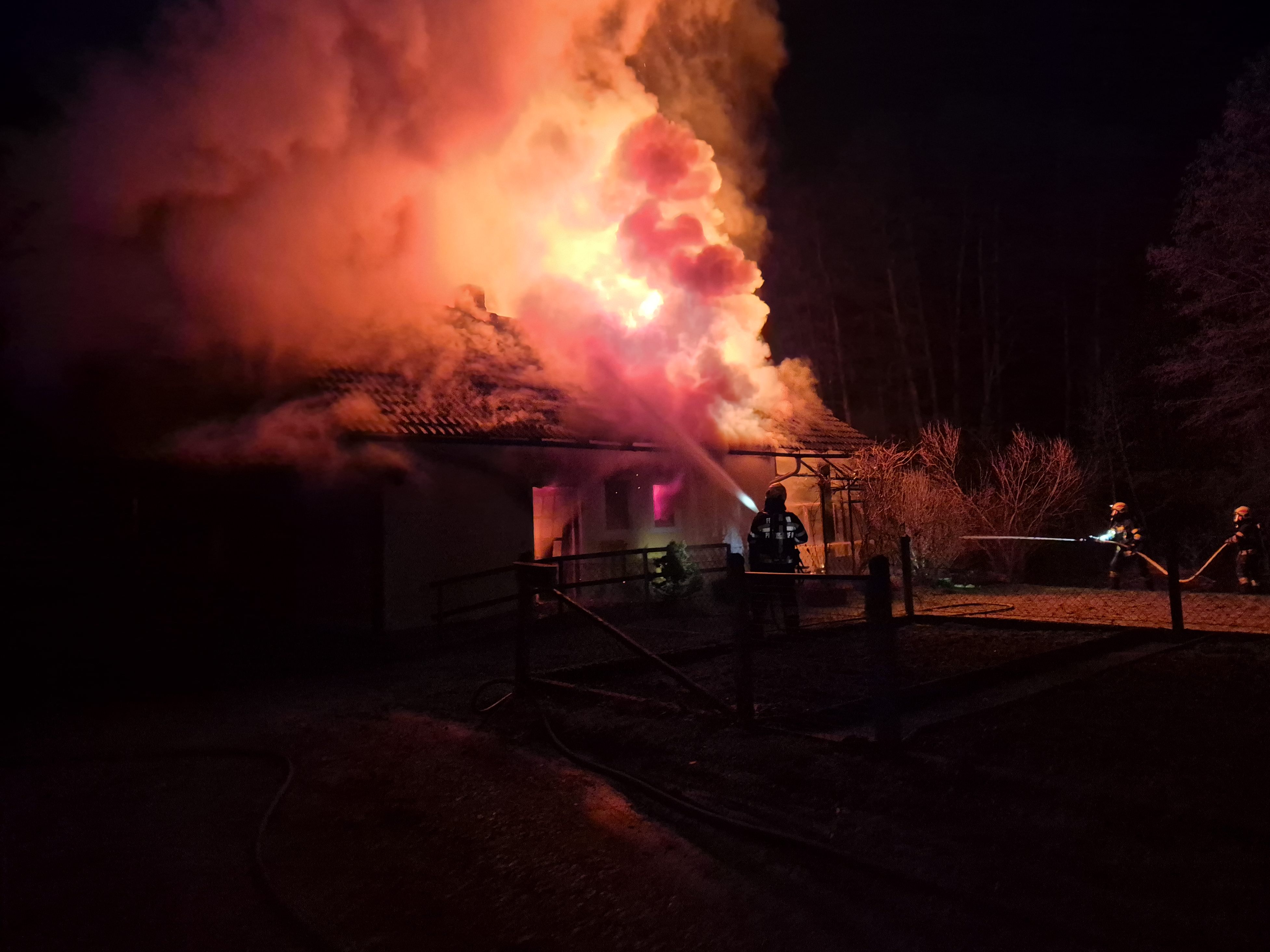 Eine 76-jährige Frau wurde bei dem Brand verletzt.