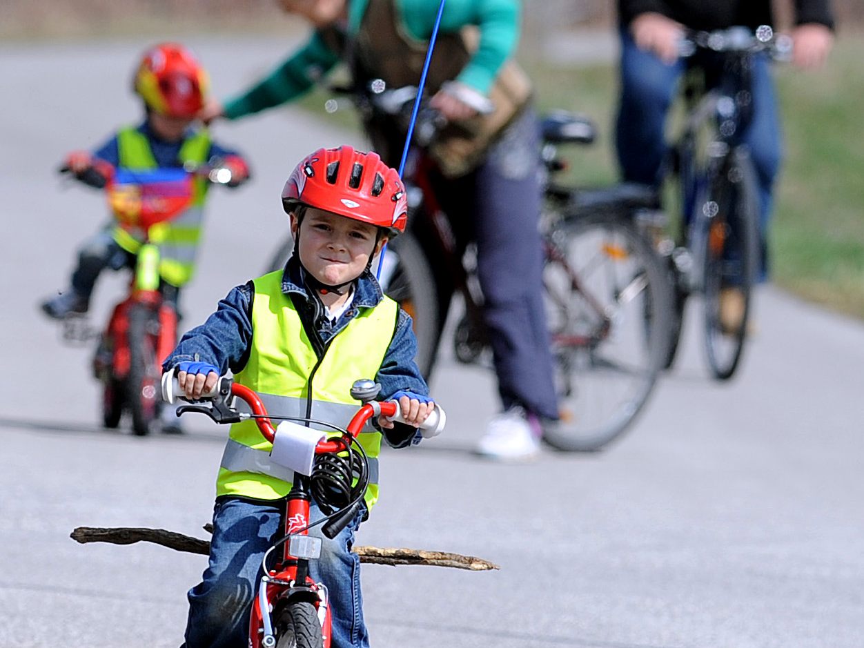 Mit Weste zur Schule – und Geld für die Klasse kassieren