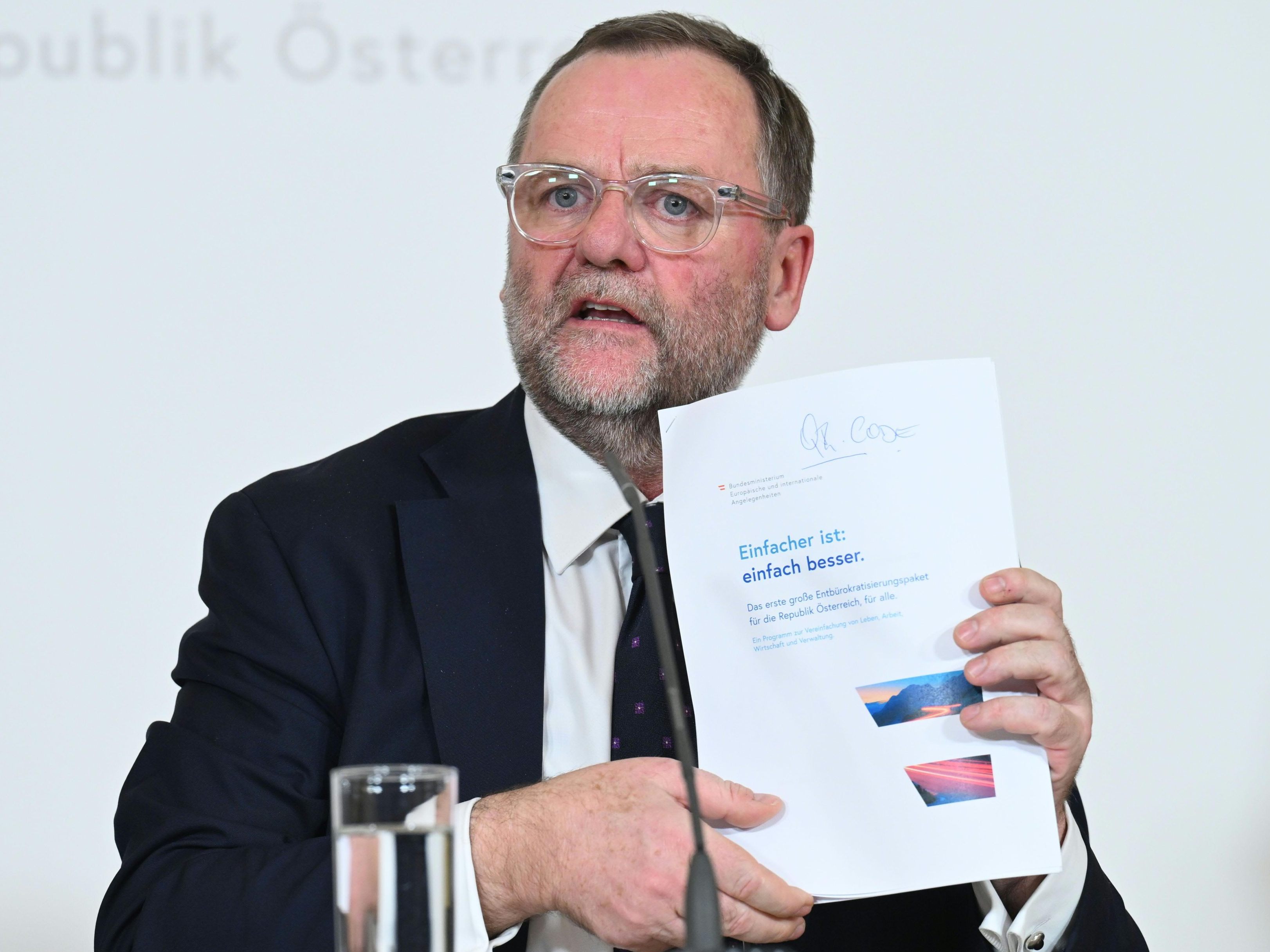 Staatssekretär Josef Schellhorn (NEOS) am Mittwoch beim Ministerrat im Bundeskanzleramt in Wien.