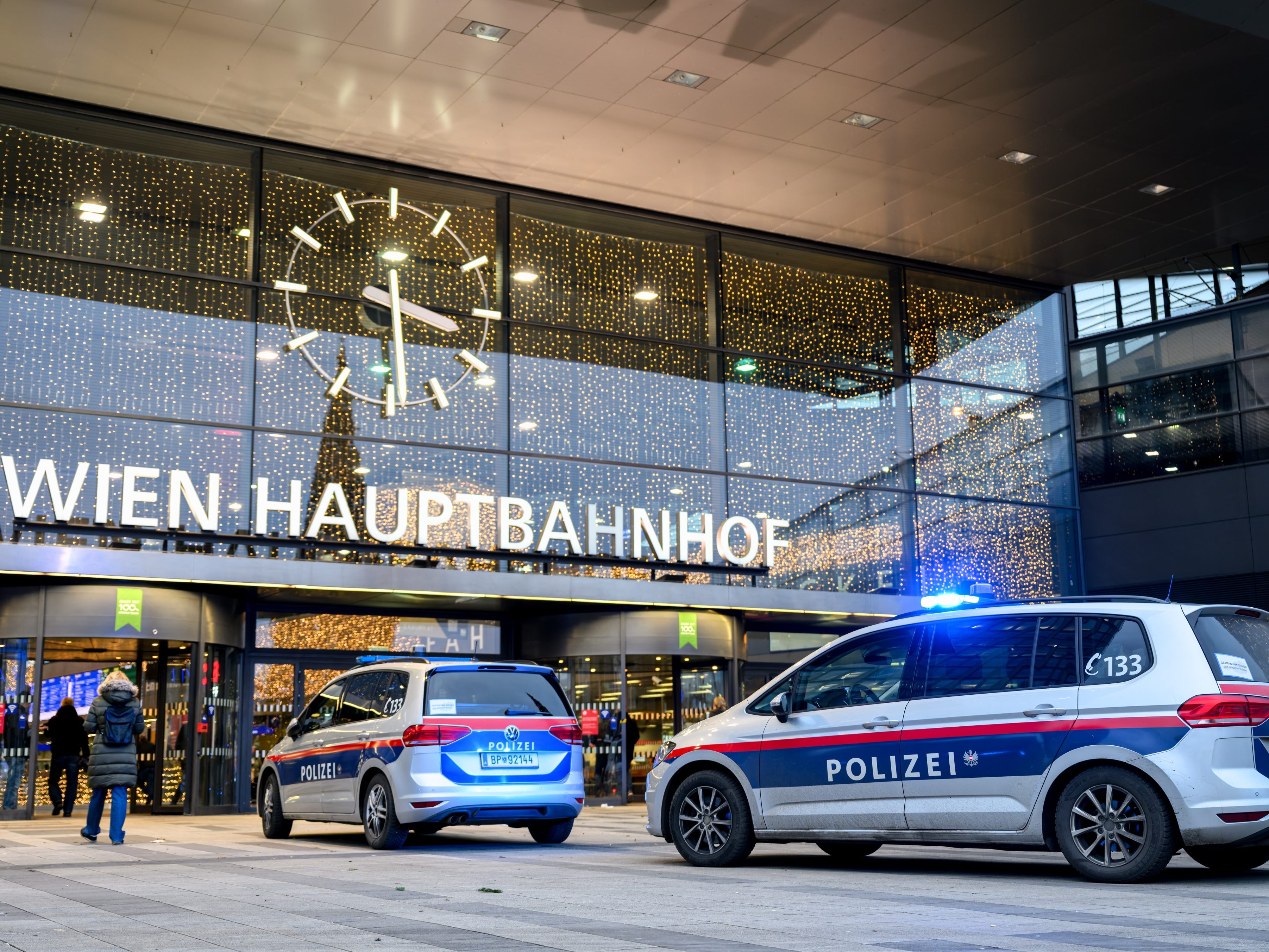 Der Mann wurde von der Polizei überwältigt, dann wurden beide von der Wiener Berufsrettung erstversorgt und in ein Spital gebracht.