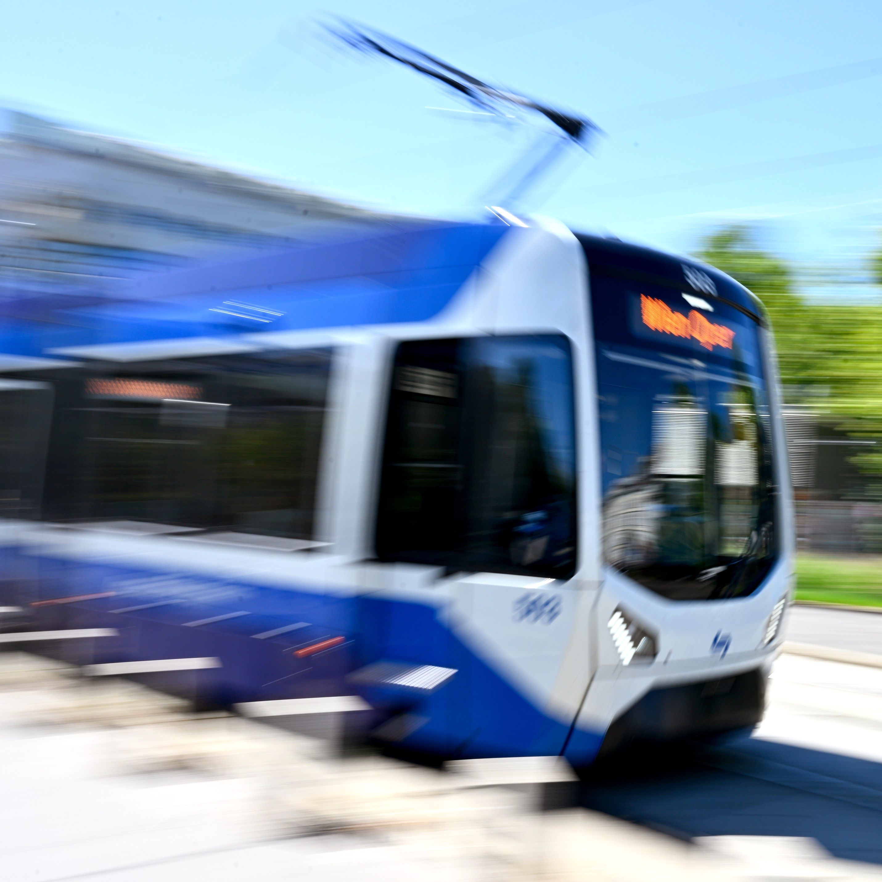 Trotz Notbremsung wurde die junge Frau von der Garnitur erfasst.