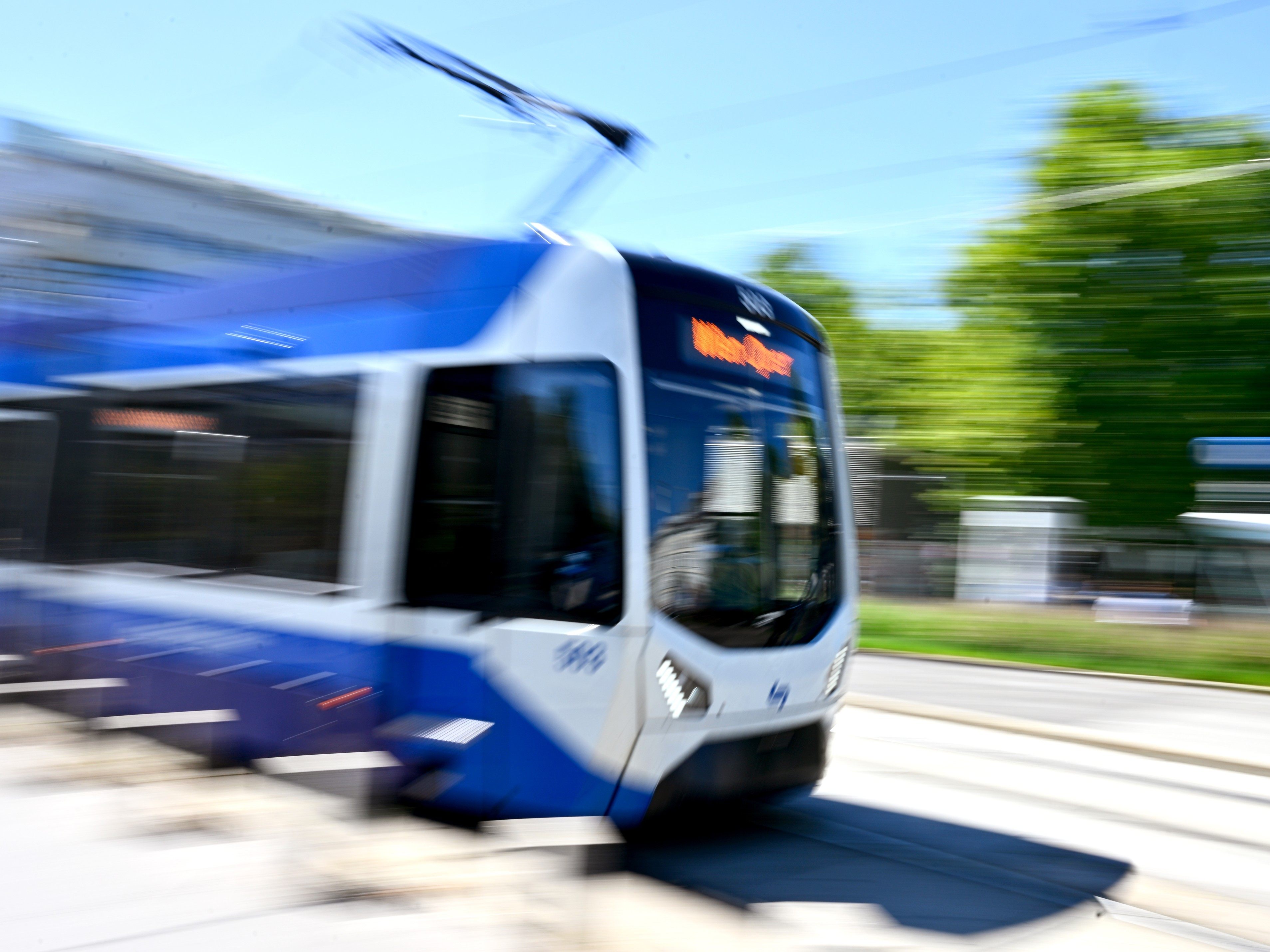 Trotz Notbremsung wurde die junge Frau von der Garnitur erfasst.