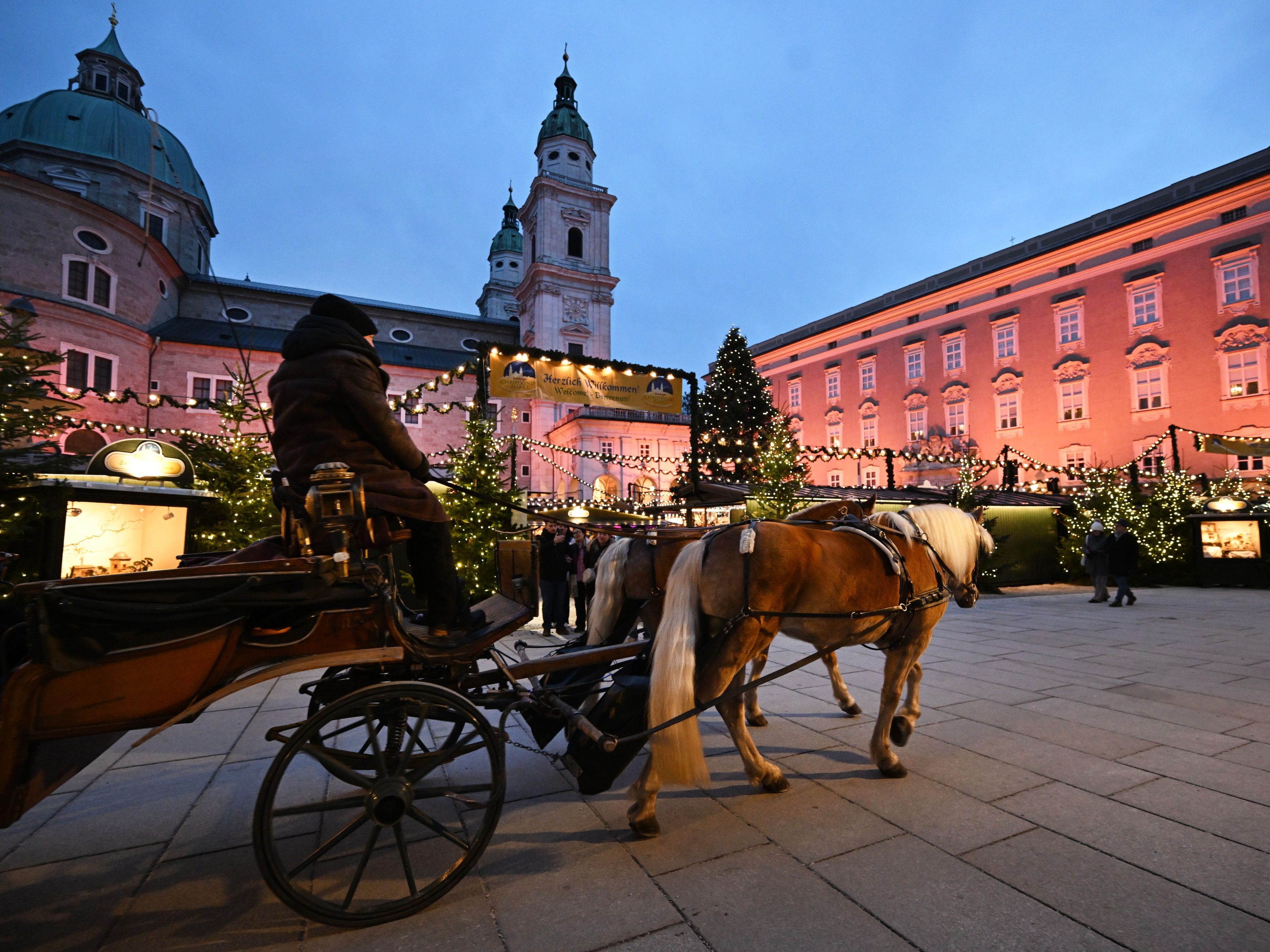 Zahlreiche Städte im In- und Ausland eignen sich perfekt für einen weihnachtlichen Städtetrip.