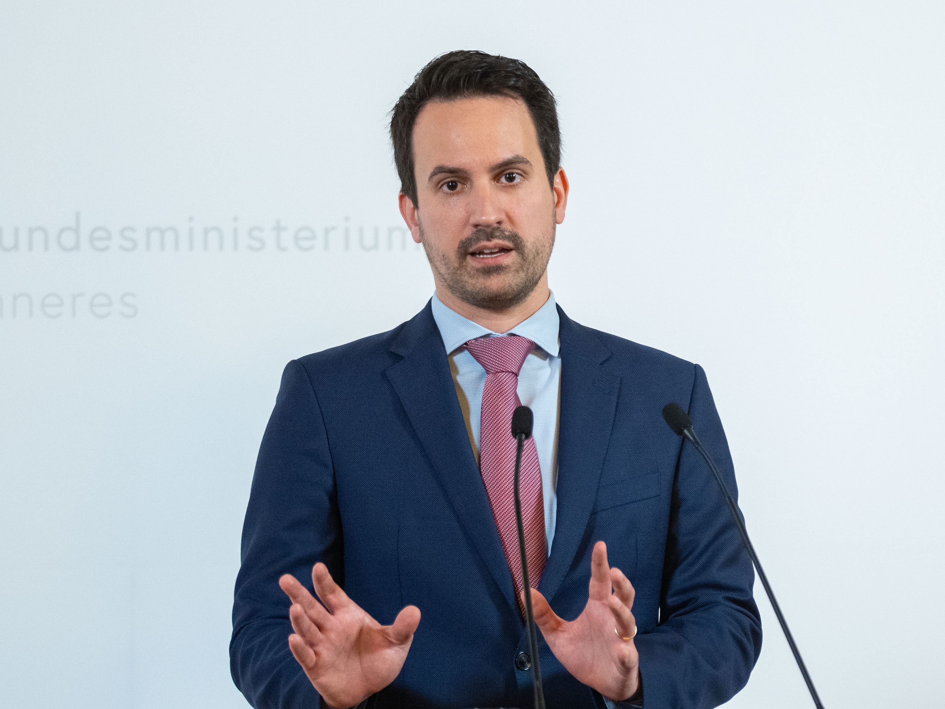 Wiederkehr präsentierte Maßnahmen zur Entbürokratisierung an Schulen.