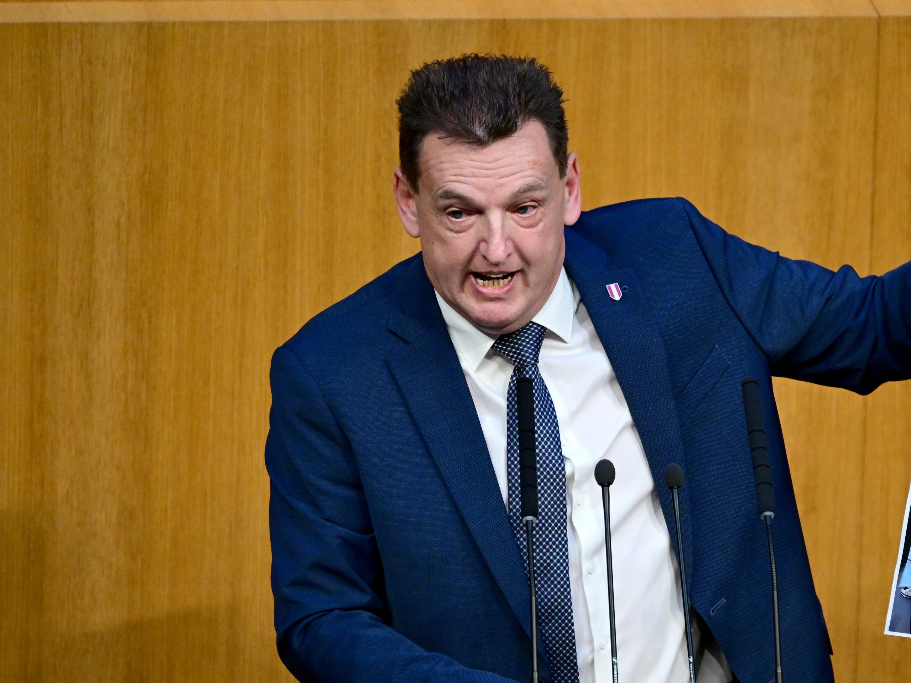 "Nicht das Virus hat Tausende Unternehmen in Schwierigkeiten gebracht, es war die Politik", wetterte Fürtbauer.