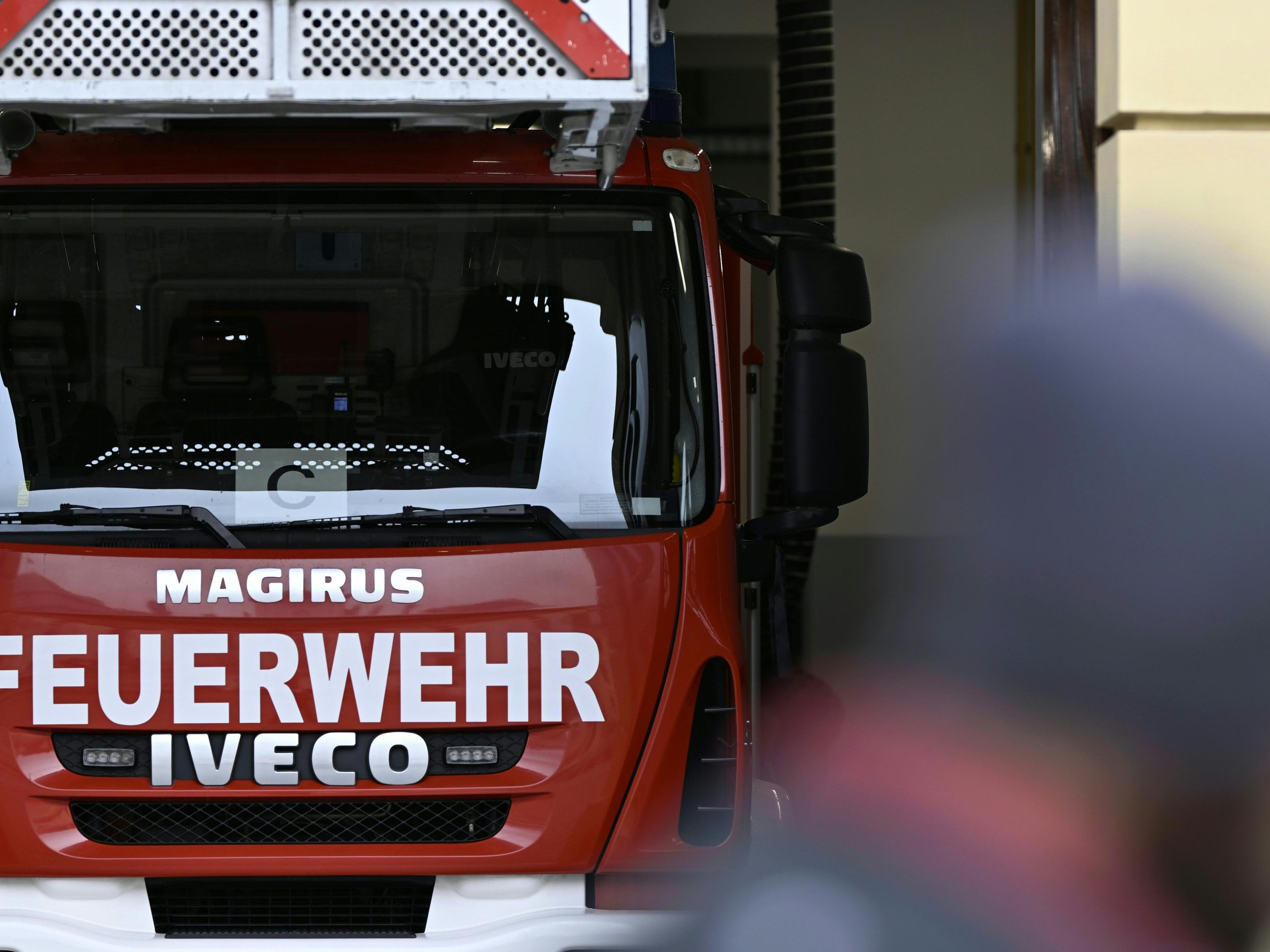 Die Feuerwehr rückte mit mehreren Fahrzeugen aus.